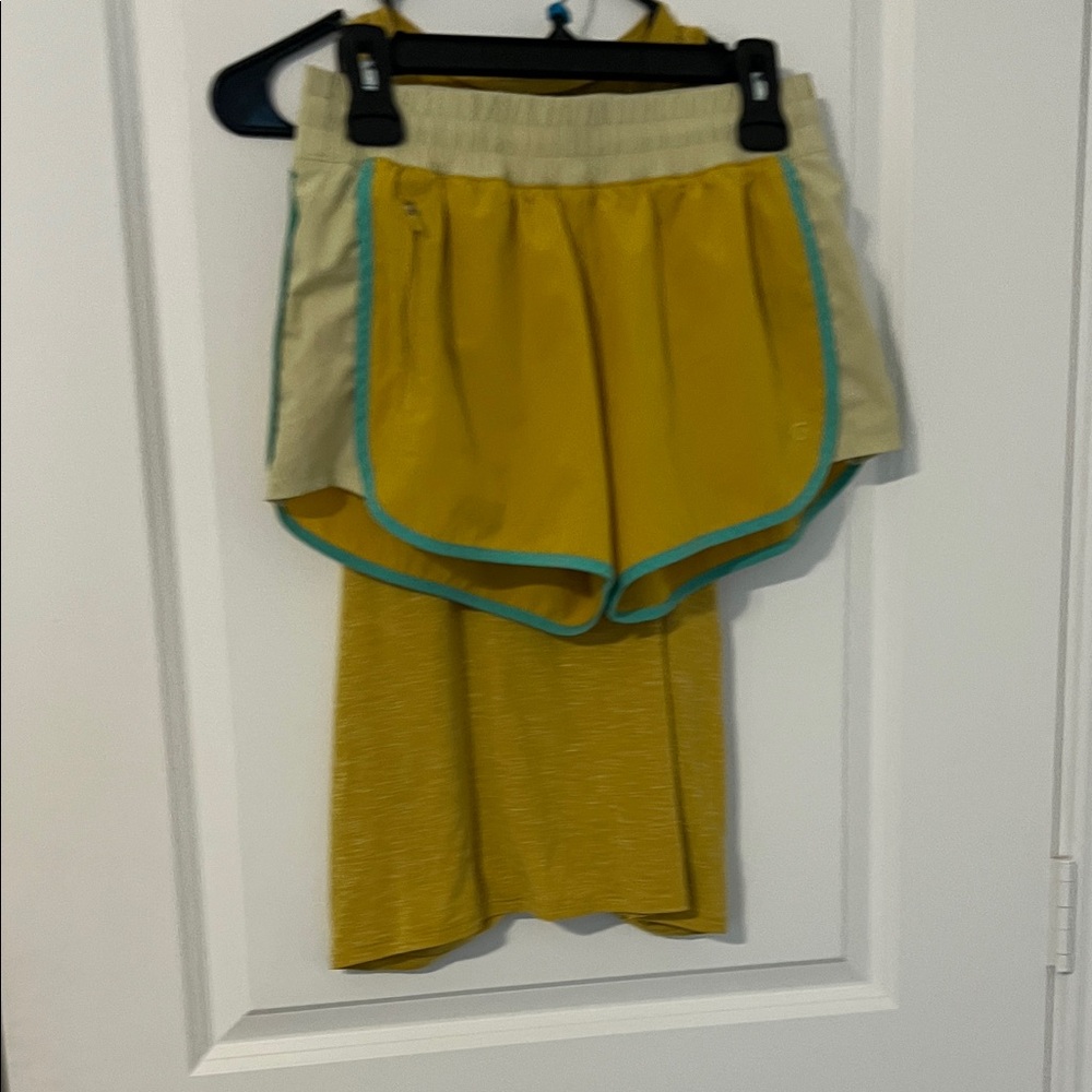 Gap fit top and short set.